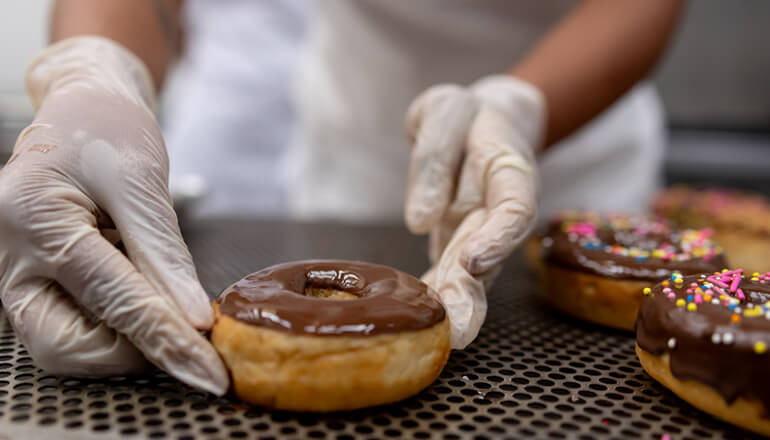 Article Global Doughnut Chain Transforms Across Applications, Data and Cloud Image