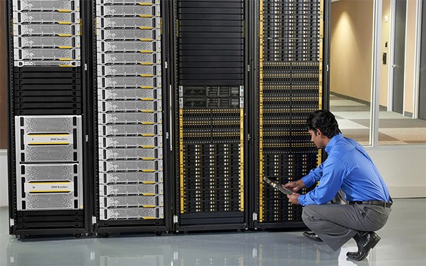 IT admin removing drive from HP data centre solution