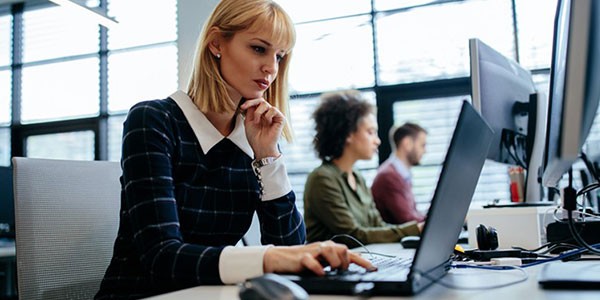 Simplify your migration. Businesswoman on her laptop