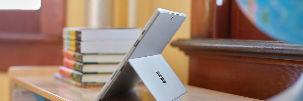 Samsung Interactive Displays Teacher and student using Samsung display