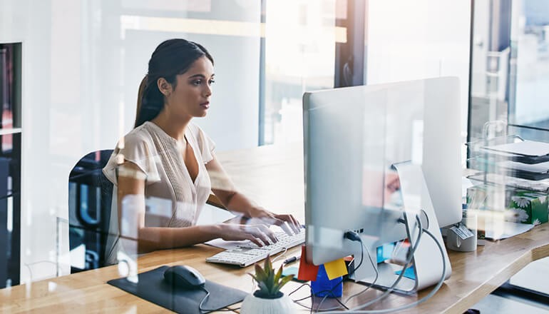 Upgrading to the 7-Point Bundle with vSphere 6.5/6.7 Businesswoman using VMware software on desktop computer