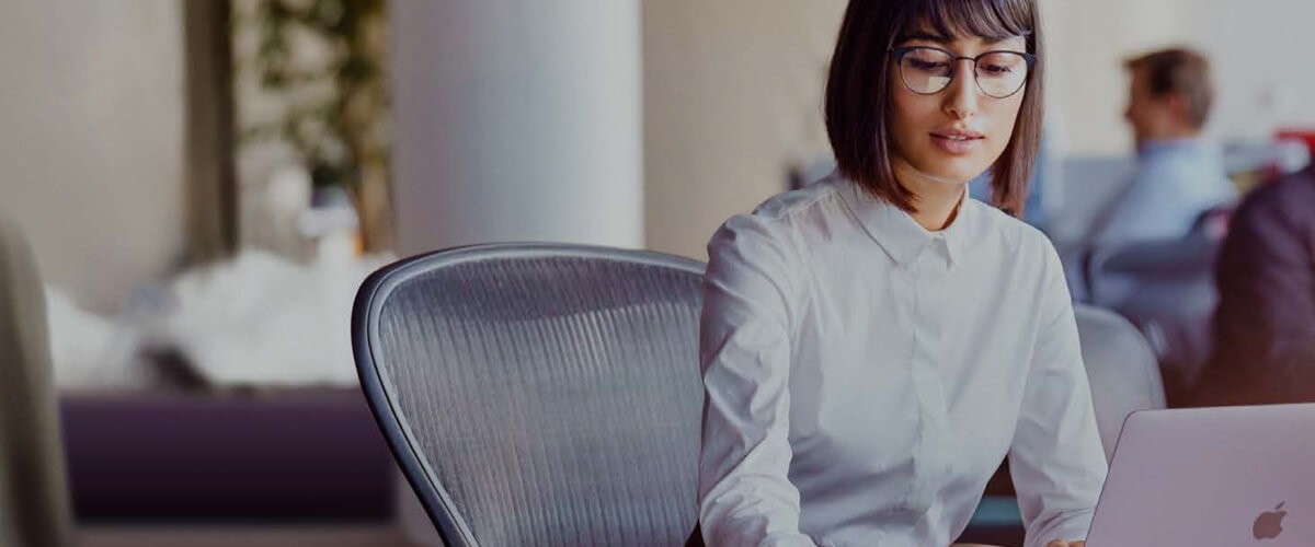 Business woman using Mac. Mac as a choice, mac at work, mac vs. pc