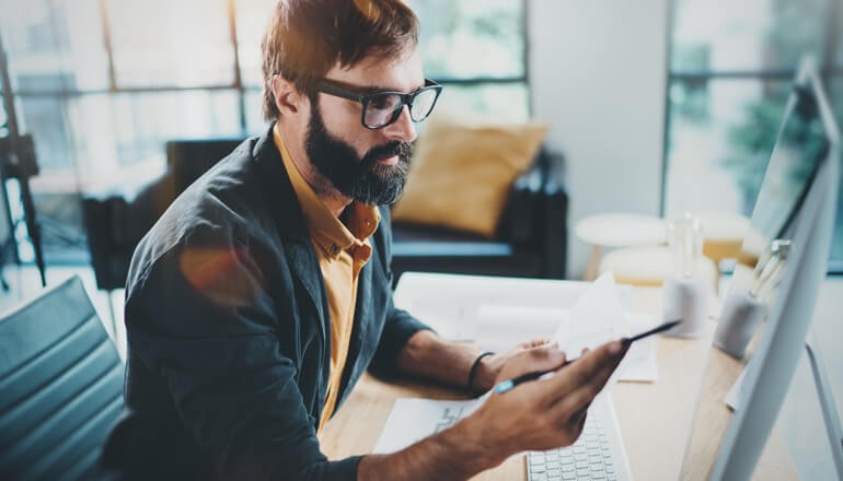 User on monitor device. Microsoft SPLA, software asset management, SAM management, host profitability, licensing management, Microsoft licensing