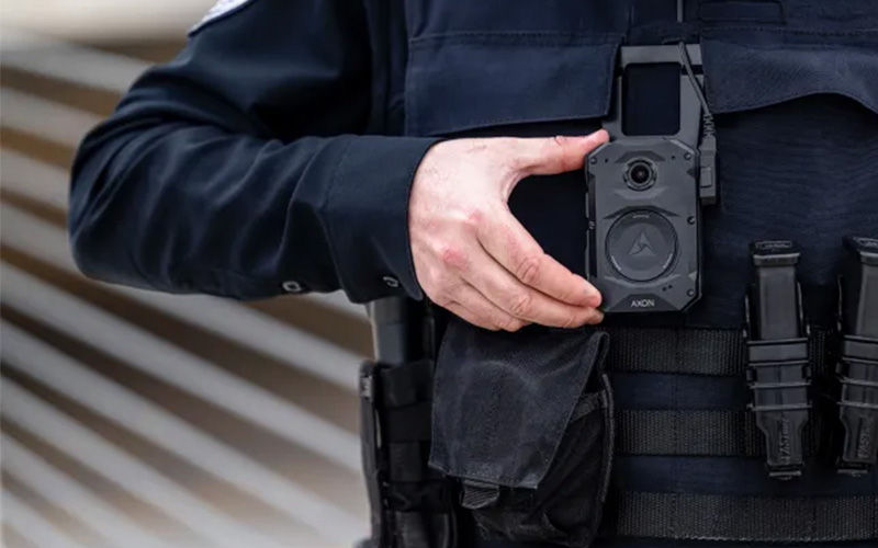 Professional using Axon Body 4