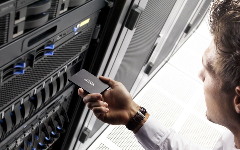 Samsung solid state drives are built for performance Samsung IT professional using solid state drive in server room